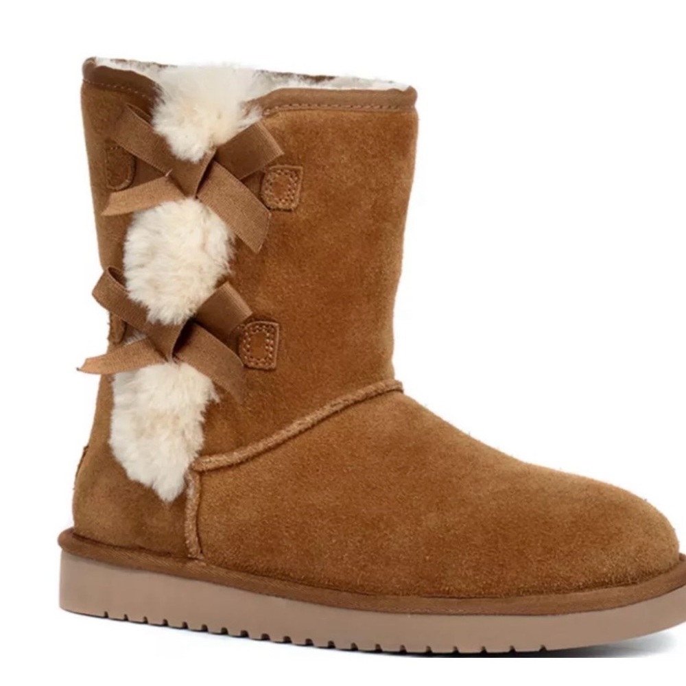 KOOLABURRA BY UGG®
Victoria Short Bow Boots, Women’s 9, Chestnut